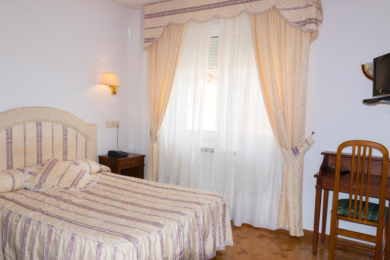 Hotel Avenida III Вільядангос-дель-Парамо Екстер'єр фото